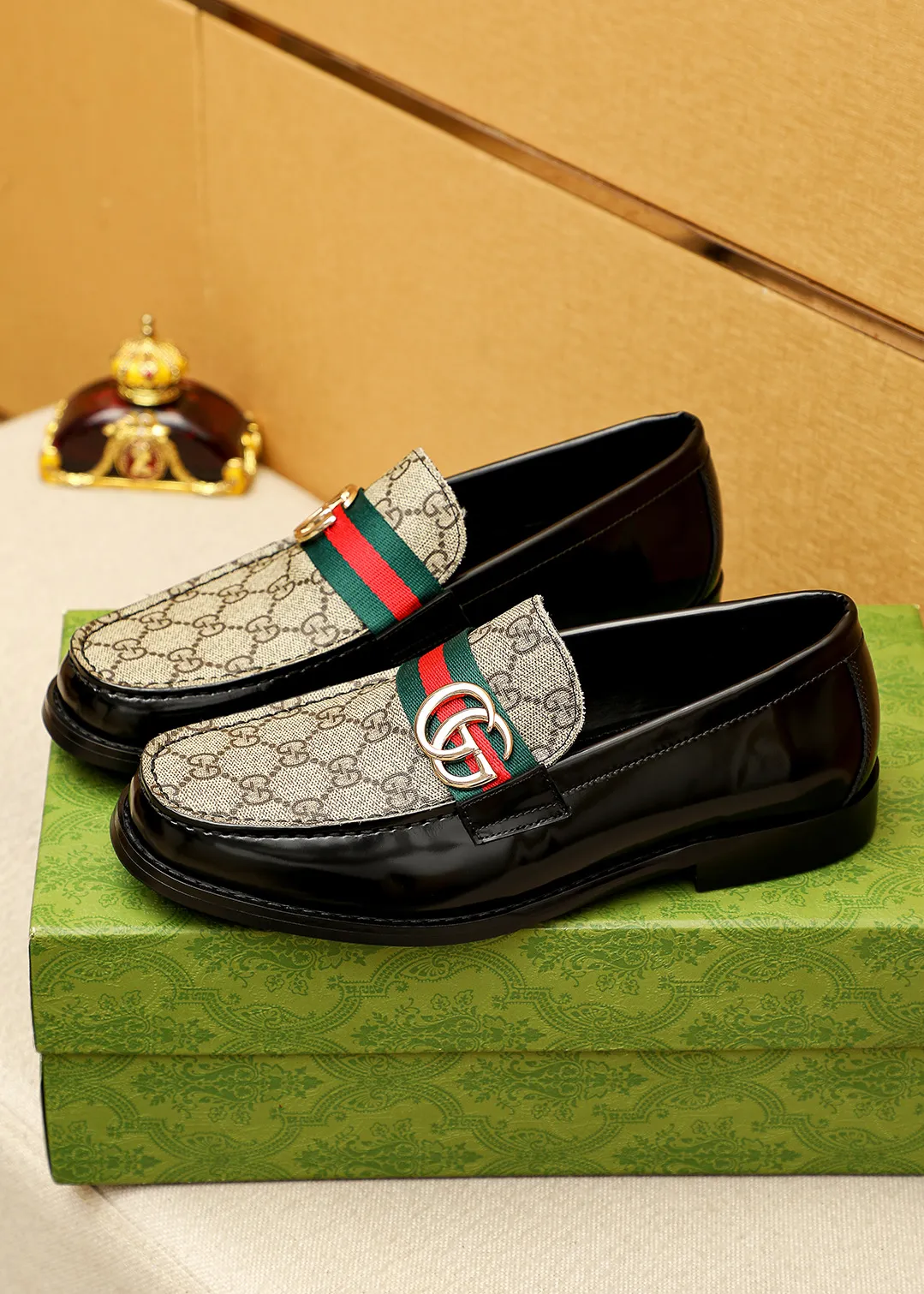 Men's shoes 💰480 💐 Product trademark: GUCCI "Gucci" casual leather shoes Regular size: 38-44 (45.46🉑️customized) Product materials: Selected imported first-layer calfskin embossed upper + luxury hardware buckle, imported water-dyed cowhide leather lining. Strong three-dimensional visual effect, original outsole color: 2 colors available